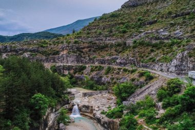 Dağlarda, deliliniz Fransa, Provence güzel şelale