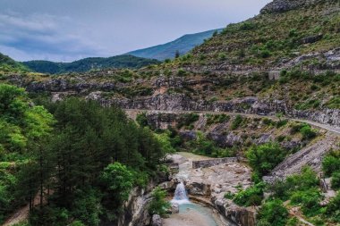 Dağlarda, deliliniz Fransa, Provence güzel şelale
