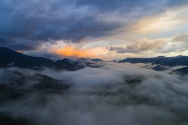 Karpat Dağları, şaşırtıcı sunrise drone ile çekilmiş fotoğrafı