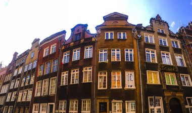 Gdansk, Polonya - 2 Eylül 2018. Gdansk, Polonya şehir merkezinin geleneksel ev bina cephe mimarisi.