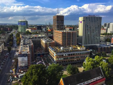 Gdansk, Polonya - 2 Eylül 2018: eski şehirde kırmızı çatılar ile townscape Gdansk üst, hava manzara tilt-shift etkisi ile yaz aylarında yapılan