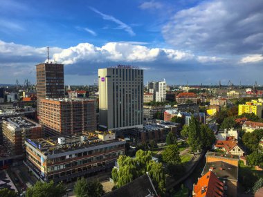 Gdansk, Polonya - 2 Eylül 2018: eski şehirde kırmızı çatılar ile townscape Gdansk üst, hava manzara tilt-shift etkisi ile yaz aylarında yapılan