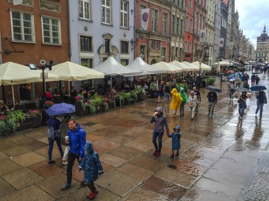 Gdansk, Polonya - 2 Eylül. 2018: Gdansk, kule Belediye Binası ve eski şehir merkezi Gdansk Ana caddedeki tarihi kentin uzun Lane'de turistler. Polonya.