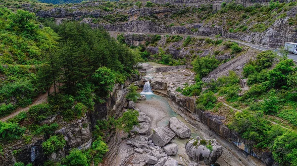 美丽的瀑布在山 法国南部 普罗旺斯 — 图库照片