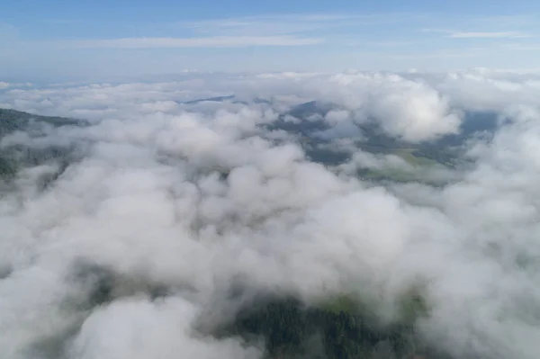 喀尔巴泰山脉与云 由无人机拍摄的照片 — 图库照片