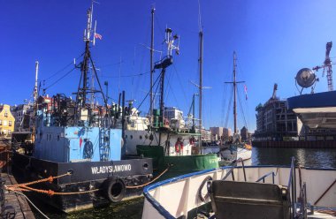 Gdansk, Polonya - 2 Eylül 2018: Gdansk, Polonya Motlawa nehrinde bir Limanda gemiler. Gdansk tarihi Lehçe Pomerania Ortaçağ eski şehir mimarisi ile başkentidir.