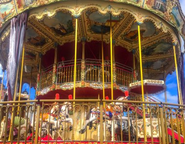 Gdansk, Polonya: 10 Ağustos 2017: İki katlı orijinal bir Gdansk Atlıkarınca.