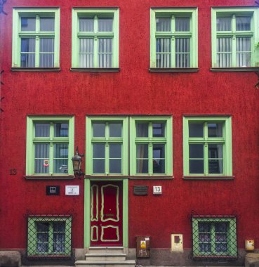 Gdansk, Polonya - 2 Eylül 2018. Gdansk, Polonya şehir merkezinin geleneksel ev bina cephe mimarisi.