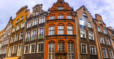 Gdansk şehir merkezinde geleneksel evin cephe mimarisi bina
