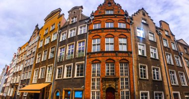 Gdansk şehir merkezinde geleneksel evin cephe mimarisi bina