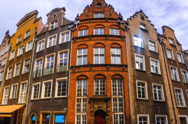 Gdansk şehir merkezinde geleneksel evin cephe mimarisi bina