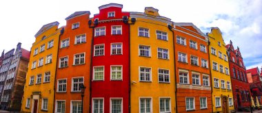 Gdansk şehir merkezinde geleneksel evin cephe mimarisi bina