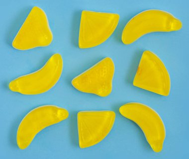 Muz ve mavi zemin üzerine limon sarı jöle şekerler