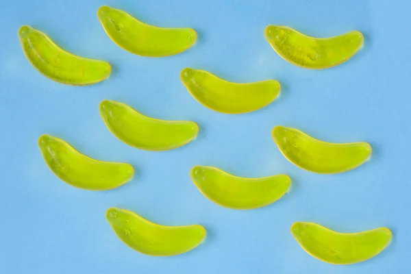 蓝色背景上的香蕉果冻糖果 — 图库照片