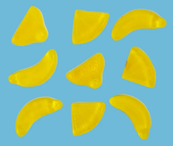 バナナと青い背景にレモン イエロー ゼリー菓子 — ストック写真