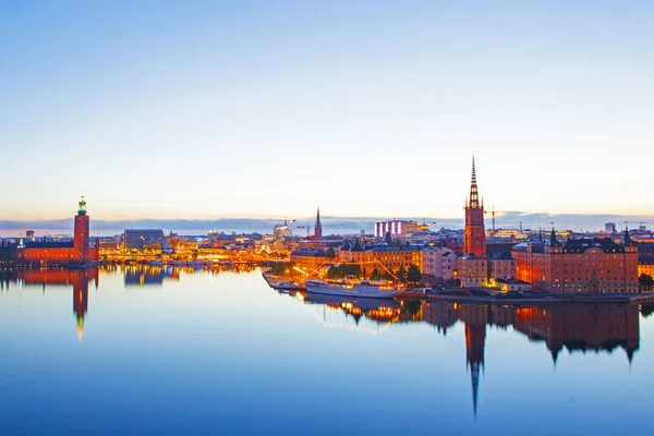 Malebné večerní panorama stockholm, Švédsko — Stock fotografie