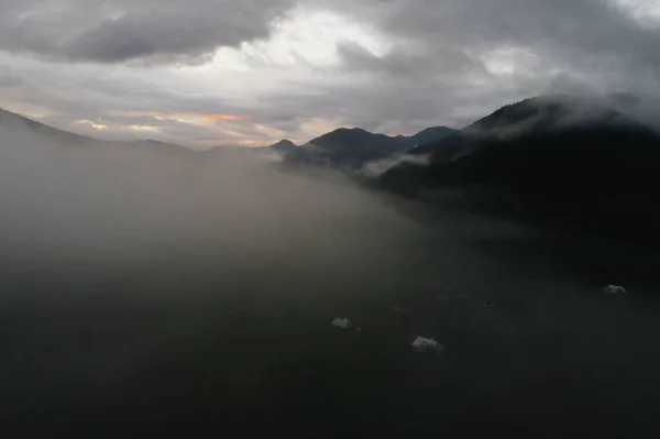 在喀尔巴泰山区惊人的日出 用无人机拍摄的照片 — 图库照片