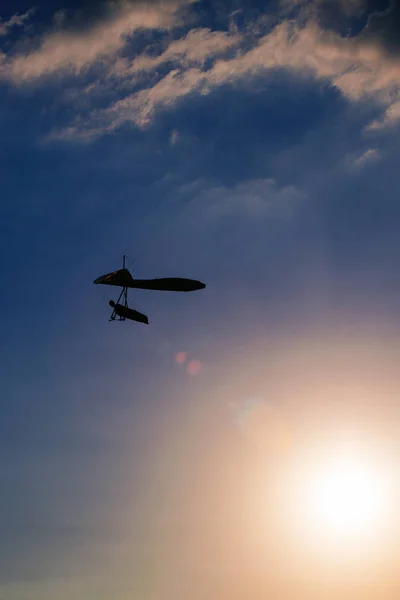 Silhouette deltaplane dans le ciel au coucher du soleil — Photo