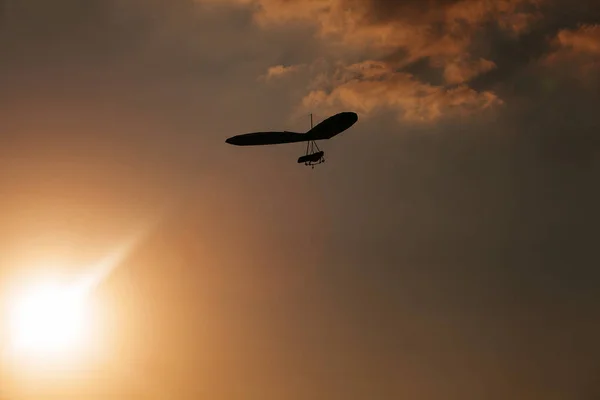 Silhouette deltaplane dans le ciel au coucher du soleil — Photo