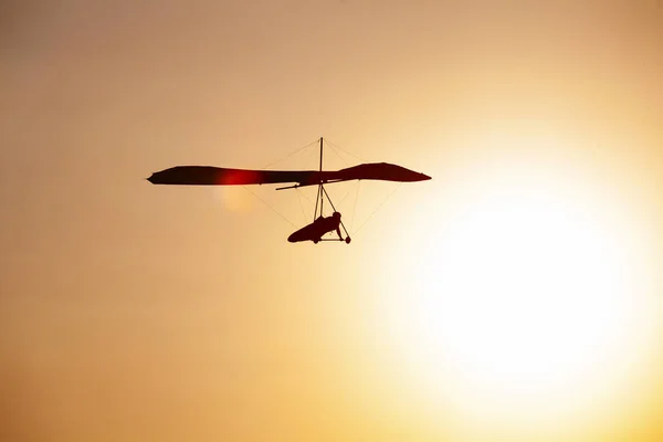 Silhouette deltaplane dans le ciel au coucher du soleil — Photo