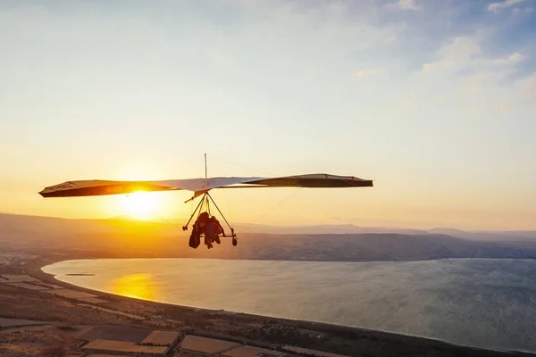 Volo deltaplano in cielo al tramonto sul Kineret, Mevo — Foto Stock