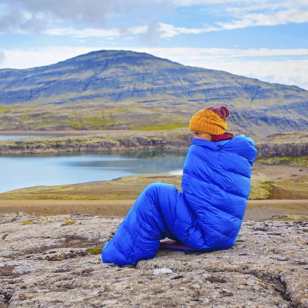Młoda Kobieta Ciepły Niebieski Śpiwór Kamieniach Północnej Masy Islandia — Zdjęcie stockowe