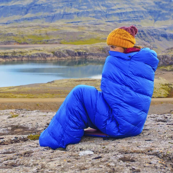 Junge Frau Warmen Blauen Schlafsack Auf Den Steinen Mit Nördlicher — Stockfoto