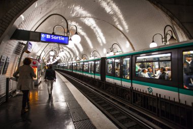 Paris, Fransa Paris Metro iç 30 Eylül 2016. Moskova sonra Avrupa'nın ikinci en işlek metro sistemi olduğunu.