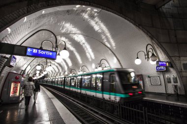 Paris, Fransa Paris Metro iç 30 Eylül 2016. Moskova sonra Avrupa'nın ikinci en işlek metro sistemi olduğunu.
