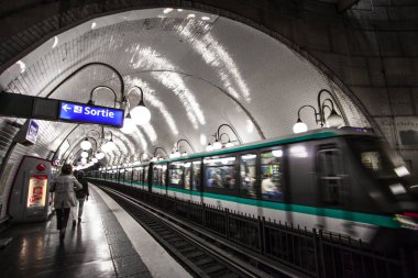 Paris, Fransa Paris Metro iç 30 Eylül 2016. Moskova sonra Avrupa'nın ikinci en işlek metro sistemi olduğunu.