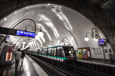 Paris, Fransa Paris Metro iç 30 Eylül 2016. Moskova sonra Avrupa'nın ikinci en işlek metro sistemi olduğunu.