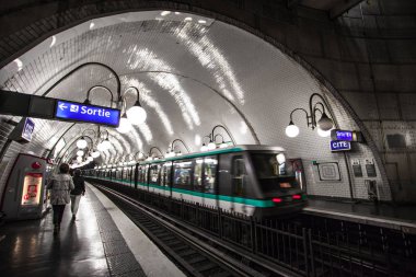 Paris, Fransa Paris Metro iç 30 Eylül 2016. Moskova sonra Avrupa'nın ikinci en işlek metro sistemi olduğunu.