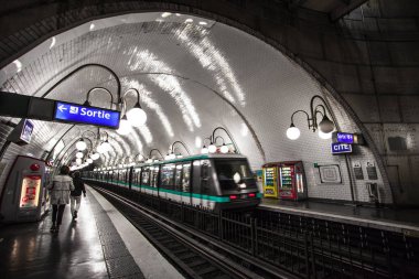 Paris, Fransa Paris Metro iç 30 Eylül 2016. Moskova sonra Avrupa'nın ikinci en işlek metro sistemi olduğunu.