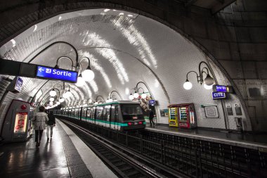Paris, Fransa Paris Metro iç 30 Eylül 2016. Moskova sonra Avrupa'nın ikinci en işlek metro sistemi olduğunu.
