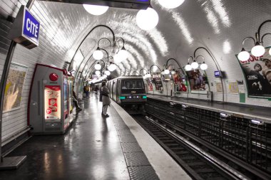 Paris, Fransa Paris Metro iç 30 Eylül 2016. Moskova sonra Avrupa'nın ikinci en işlek metro sistemi olduğunu.
