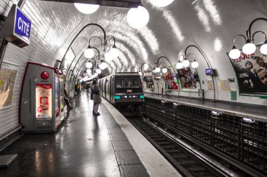 Paris, Fransa Paris Metro iç 30 Eylül 2016. Moskova sonra Avrupa'nın ikinci en işlek metro sistemi olduğunu.
