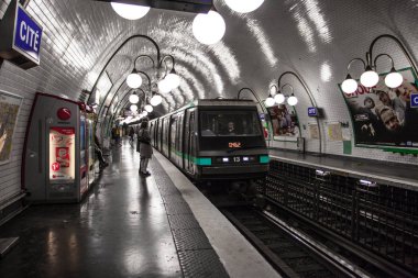 Paris, Fransa Paris Metro iç 30 Eylül 2016. Moskova sonra Avrupa'nın ikinci en işlek metro sistemi olduğunu.