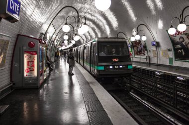 Paris, Fransa Paris Metro iç 30 Eylül 2016. Moskova sonra Avrupa'nın ikinci en işlek metro sistemi olduğunu.