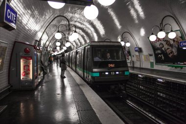 Paris, Fransa Paris Metro iç 30 Eylül 2016. Moskova sonra Avrupa'nın ikinci en işlek metro sistemi olduğunu.