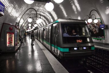 Paris, Fransa Paris Metro iç 30 Eylül 2016. Moskova sonra Avrupa'nın ikinci en işlek metro sistemi olduğunu.