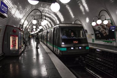 Paris, Fransa Paris Metro iç 30 Eylül 2016. Moskova sonra Avrupa'nın ikinci en işlek metro sistemi olduğunu.