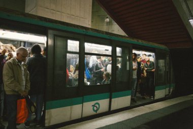 Paris, Fransa Paris Metro iç 30 Eylül 2016. Moskova sonra Avrupa'nın ikinci en işlek metro sistemi olduğunu.