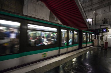 Paris, Fransa Paris Metro iç 30 Eylül 2016. Moskova sonra Avrupa'nın ikinci en işlek metro sistemi olduğunu.