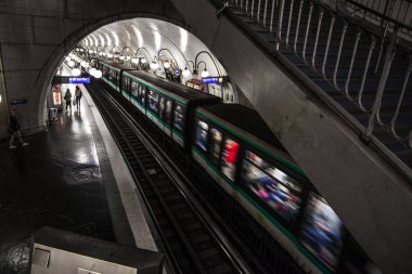 Paris, Fransa Paris Metro iç 30 Eylül 2016. Moskova sonra Avrupa'nın ikinci en işlek metro sistemi olduğunu.