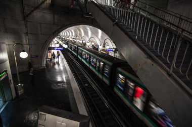 Paris, Fransa Paris Metro iç 30 Eylül 2016. Moskova sonra Avrupa'nın ikinci en işlek metro sistemi olduğunu.