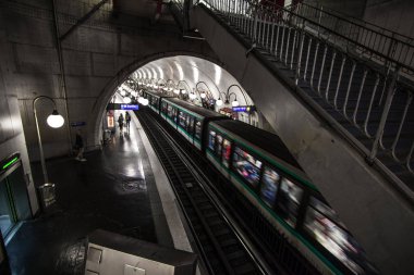 Paris, Fransa Paris Metro iç 30 Eylül 2016. Moskova sonra Avrupa'nın ikinci en işlek metro sistemi olduğunu.