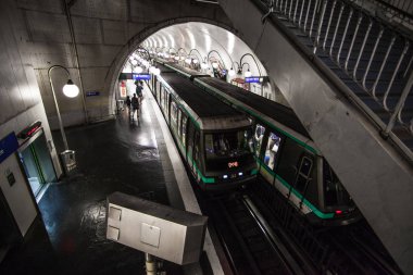Paris, Fransa Paris Metro iç 30 Eylül 2016. Moskova sonra Avrupa'nın ikinci en işlek metro sistemi olduğunu.