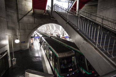 Paris, Fransa Paris Metro iç 30 Eylül 2016. Moskova sonra Avrupa'nın ikinci en işlek metro sistemi olduğunu.