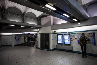 Paris, Fransa Paris Metro iç 30 Eylül 2016. Moskova sonra Avrupa'nın ikinci en işlek metro sistemi olduğunu.