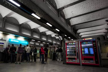 Paris, Fransa Paris Metro iç 30 Eylül 2016. Moskova sonra Avrupa'nın ikinci en işlek metro sistemi olduğunu.